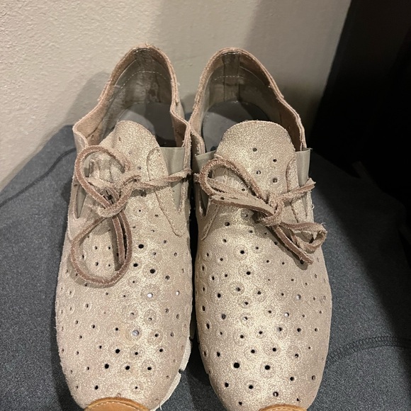 OTBT tennis shoes - Picture 2 of 4